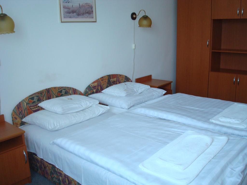 Hotel Termal Tiszaujvaros Quarto foto